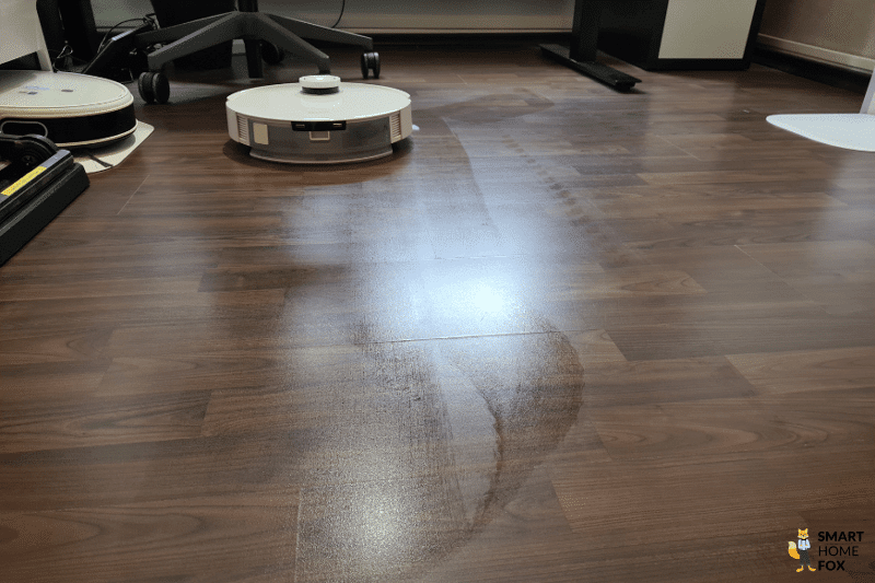 Der Ecovacs Deebot T10 wischt im Test den Boden im Arbeitszimmer.